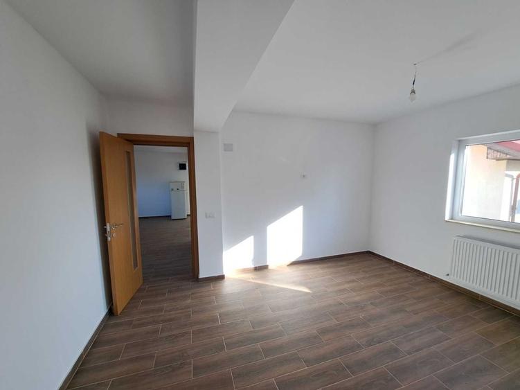 Apartament cu 3 camere semidecomandat în Cățelu