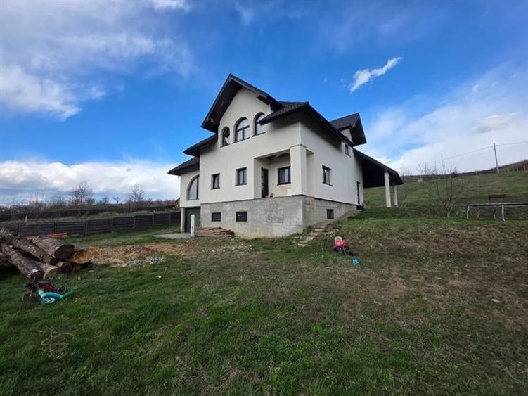 Casă individuală cu 5 camere cu Teren 3000 Mp în Bunești