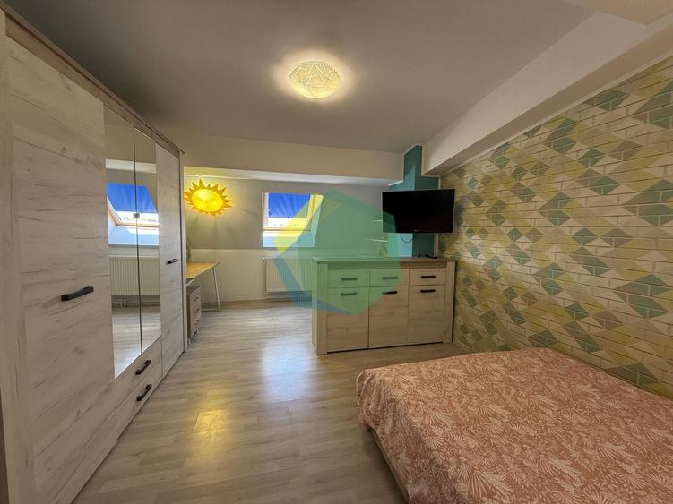 Apartament cu 3 camere semidecomandat, mobilat în Central