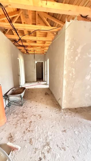 Casă individuală cu 3 camere cu Teren 1678 Mp în Est