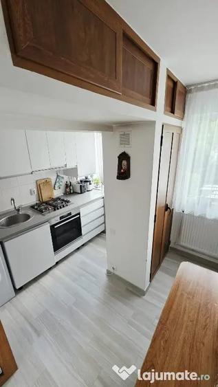 Apartament cu 3 camere semidecomandat în Central