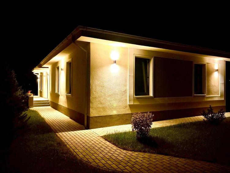 Casă individuală cu 4 camere cu Canalizare în Central