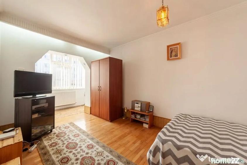 Casă cu 7 camere cu Teren 350 Mp în Central