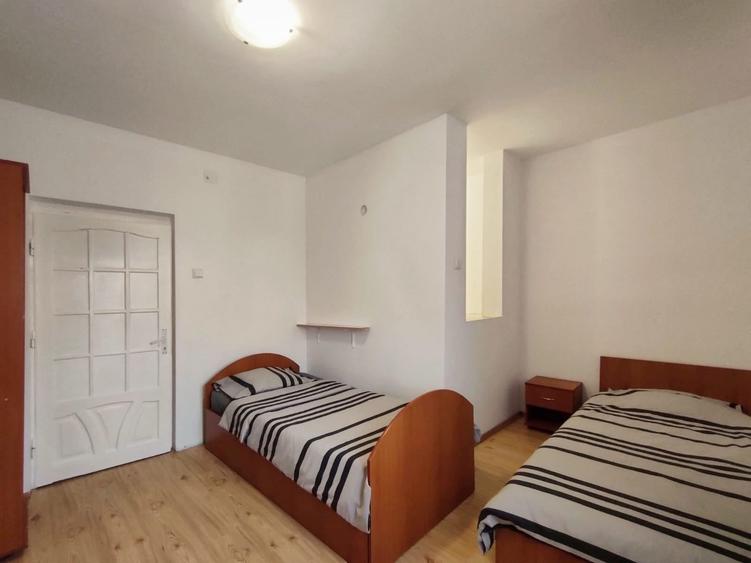 Casă cu 5 camere cu Teren 100 Mp în Central