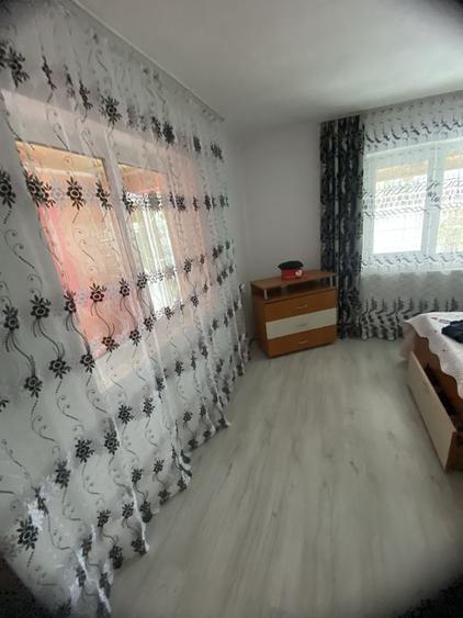 Casă cu 4 camere în Sinești