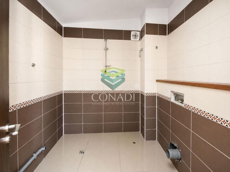 Casă individuală cu 8 camere cu Canalizare în Baicului