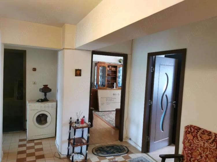 Apartament cu 3 camere decomandat în Sărari