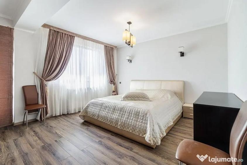 Casă cu 7 camere cu Teren 300 Mp în Central