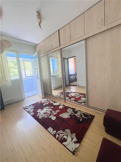 Apartament cu 3 camere semidecomandat în Est