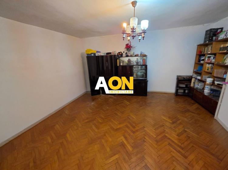 Casă individuală cu 8 camere cu Canalizare în Central