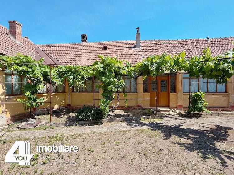 Casă cu 4 camere cu Teren 1459 Mp în Secusigiu
