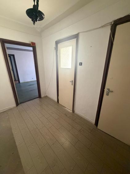 Apartament cu 3 camere semidecomandat în Narcisa