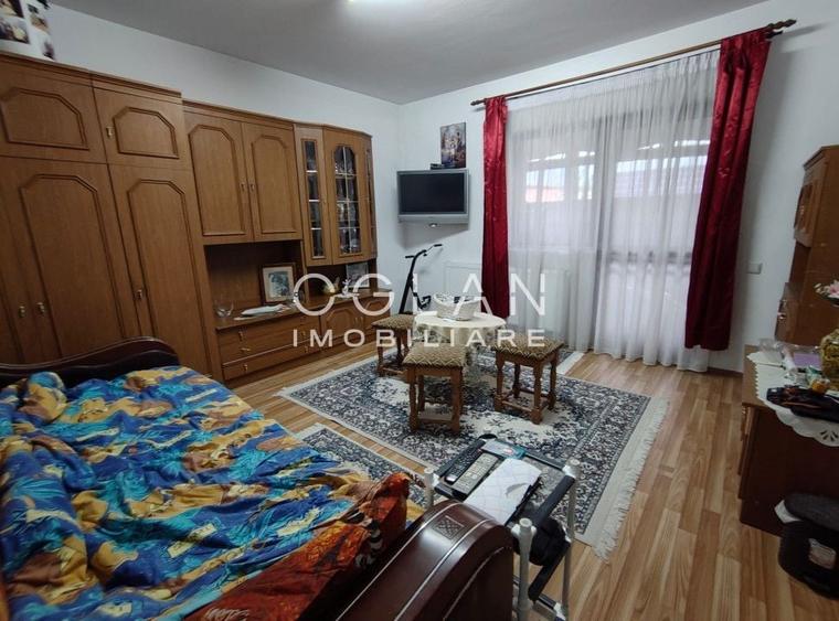 Casă individuală cu 7 camere cu Canalizare în Șelimbăr