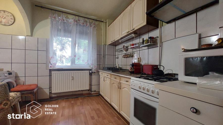 Apartament cu 3 camere semidecomandat în Miron Costin