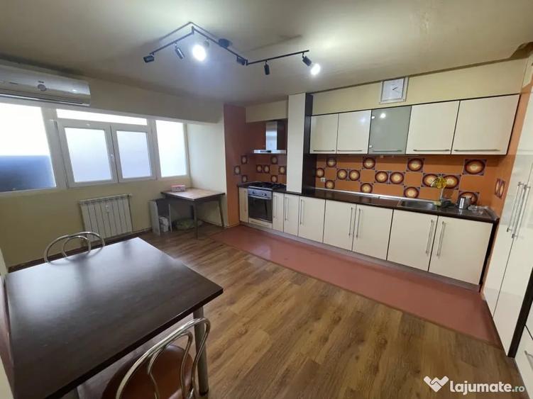 Apartament cu 4 camere decomandat în Victoriei
