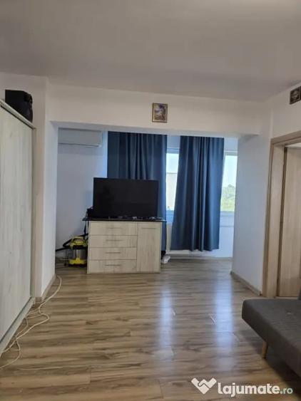 Apartament cu 3 camere semidecomandat în Colentina