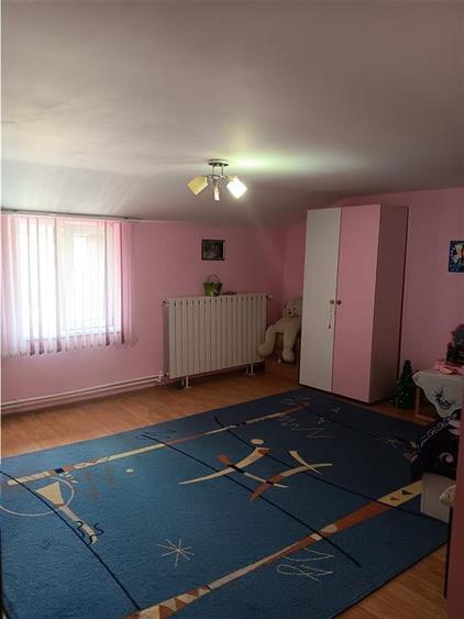 Casă cu 9 camere cu Canalizare în Cârlig