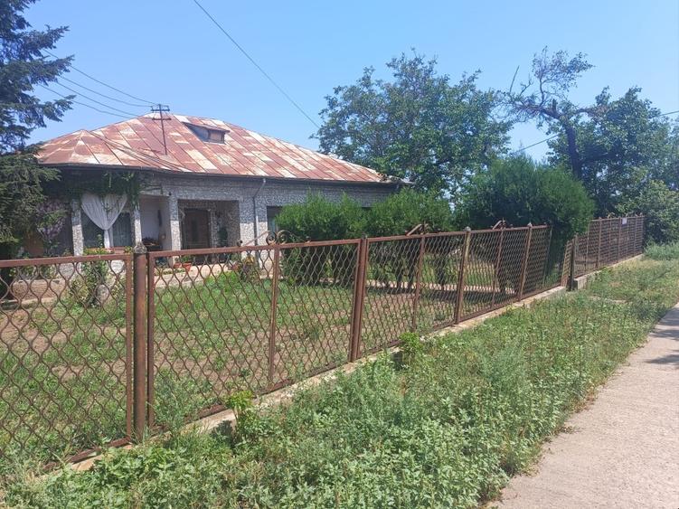 Casă individuală cu 5 camere cu Garaj în Bujoreni