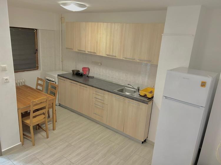Apartament cu 3 camere decomandat în Drumul Taberei