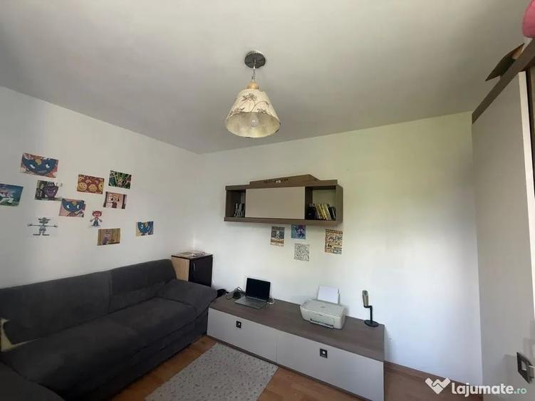 Apartament cu 3 camere semidecomandat în Gării