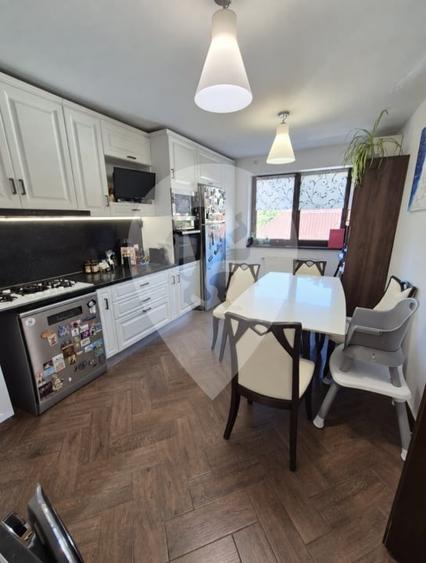 Apartament cu 4 camere decomandat, mobilat în Aurel Vlaicu