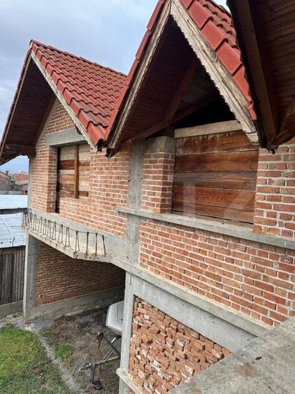 Casă individuală cu 10 camere cu Teren 1400 Mp în Exterior Sud
