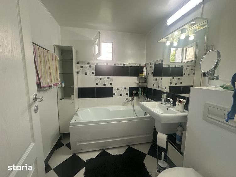 Apartament cu 4 camere în Berceni