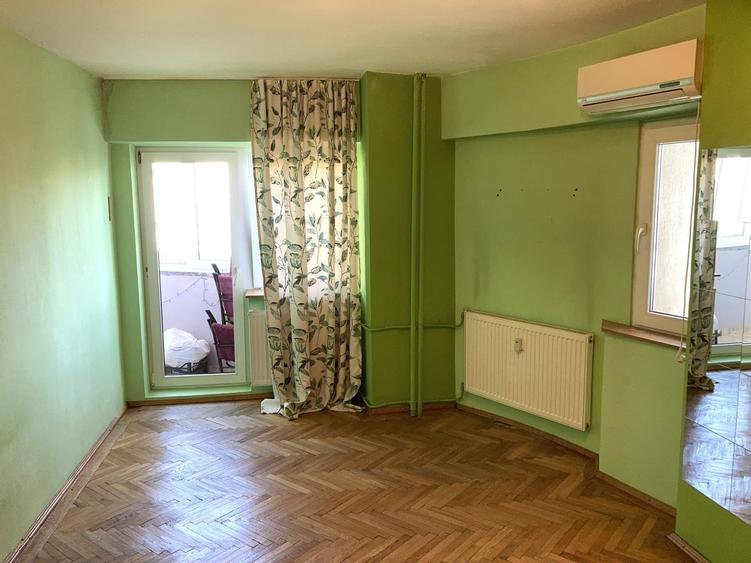 Apartament cu 4 camere decomandat în Victoriei