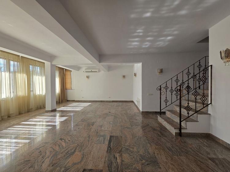 Casă individuală cu 7 camere cu Piscina în Central