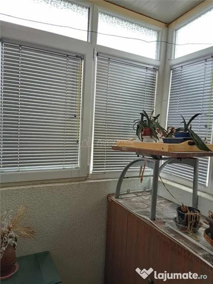 Apartament cu 3 camere semidecomandat, mobilat în Progresul