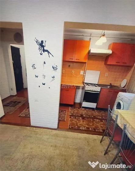 Apartament cu 3 camere semidecomandat în Central