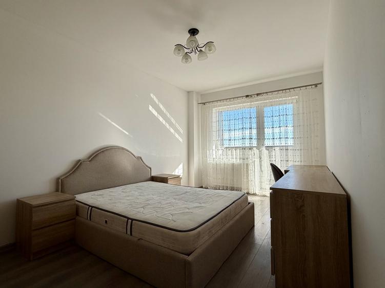 Apartament cu 4 camere semidecomandat, mobilat în Între Lacuri