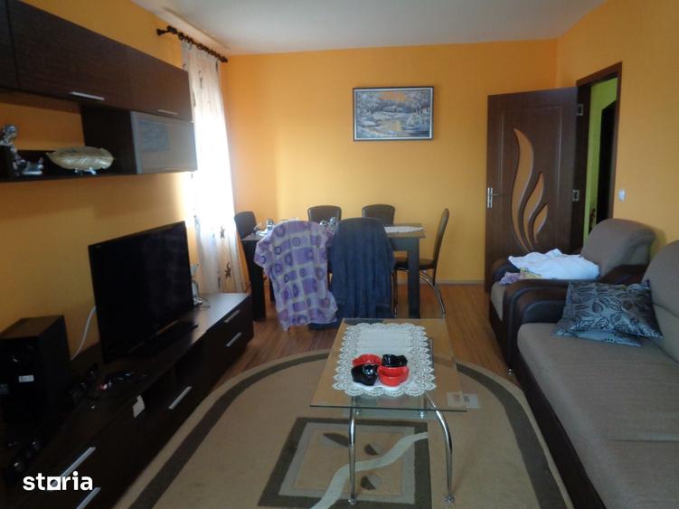 Apartament cu 3 camere decomandat în Bujac