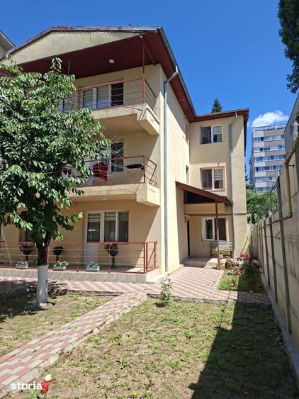 Casă cu 8 camere cu Teren 320 Mp în Militari