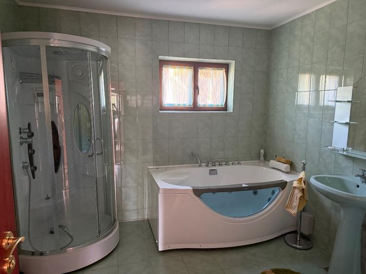 Casă individuală cu 7 camere cu Canalizare în Valea Adâncă