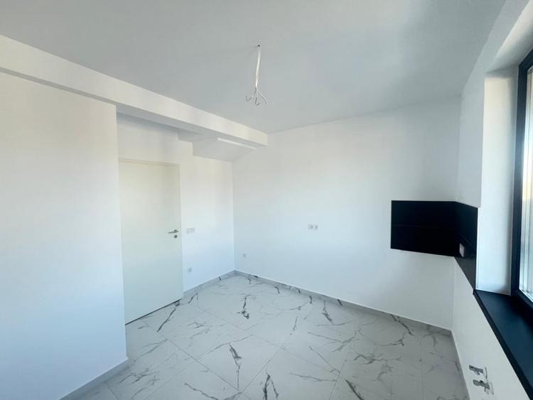 Duplex cu 3 camere cu Canalizare în Sânpetru