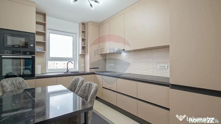 Apartament cu 3 camere decomandat în Tractorul