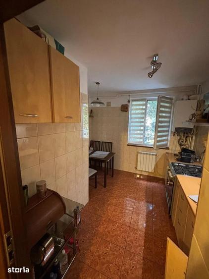 Apartament cu 3 camere semidecomandat în Giurgiului