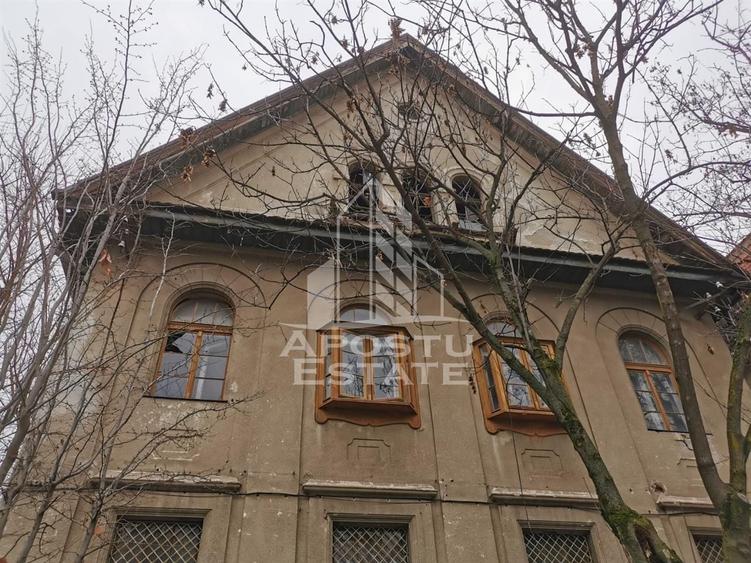 Casă individuală cu 13 camere cu Canalizare în Ultracentral