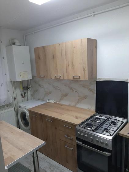 Apartament cu 3 camere decomandat în Cornișa