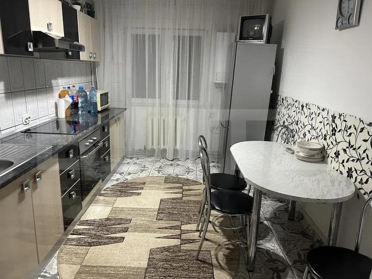 Apartament cu 2 camere semidecomandat, mobilat în Nord