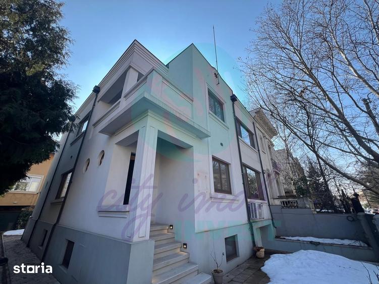 Casă cu 7 camere cu Teren 276 Mp în Cotroceni