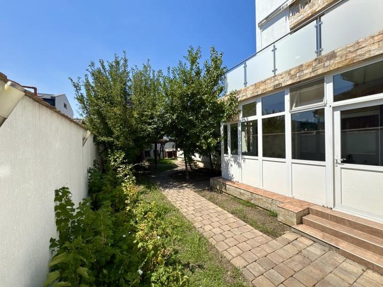 Casă individuală cu 8 camere cu Teren 500 Mp în Odăi