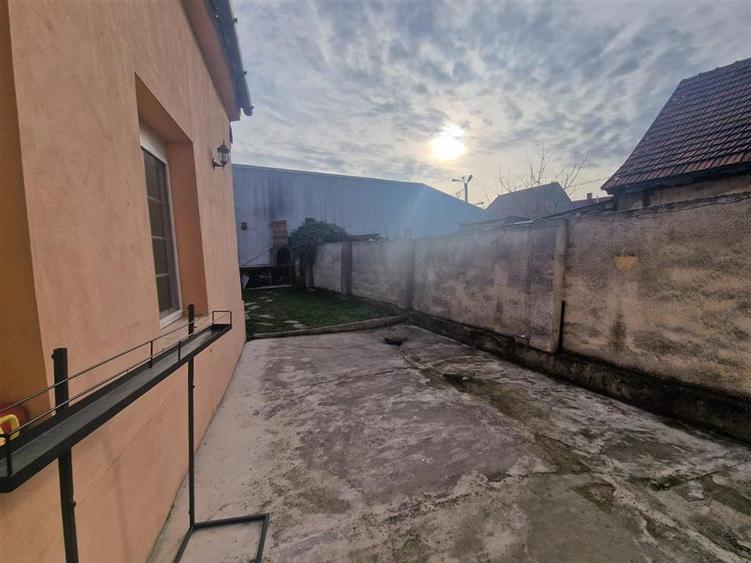 Casă cu 3 camere cu Teren 243 Mp în Central