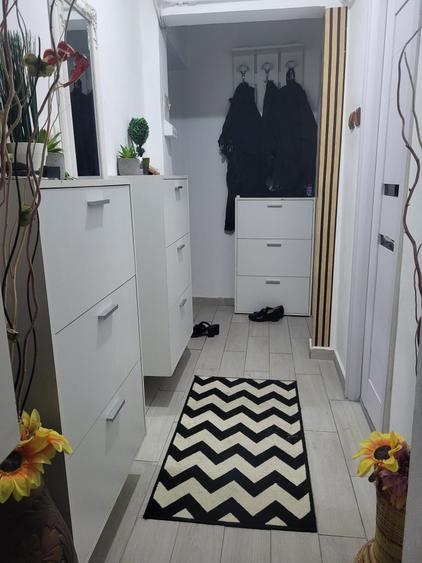 Apartament cu 4 camere semidecomandat în Craiovița Nouă