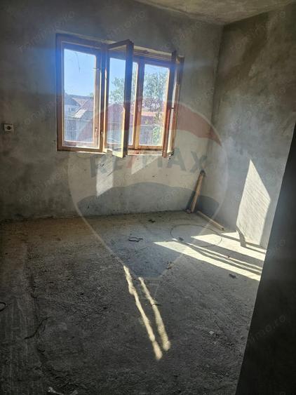 Casă cu 6 camere cu Teren 250 Mp în Central