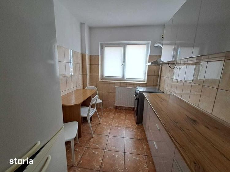 Apartament cu 3 camere semidecomandat în Berceni