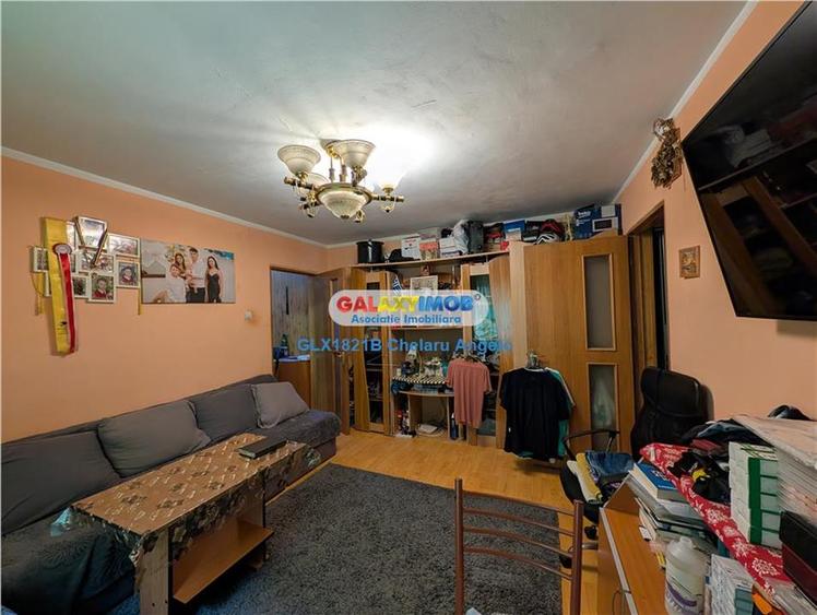 Apartament cu 3 camere semidecomandat în Berceni