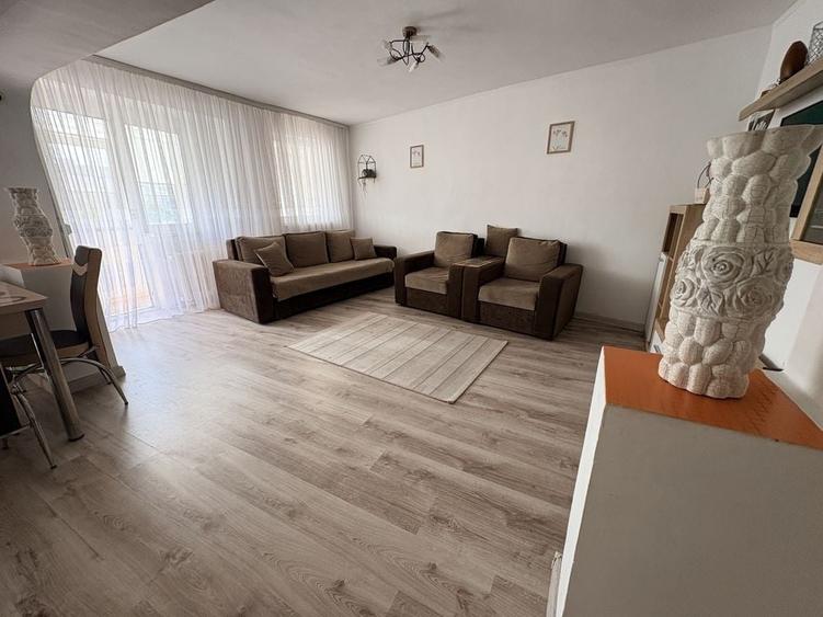 Apartament cu 3 camere decomandat în Exterior Vest