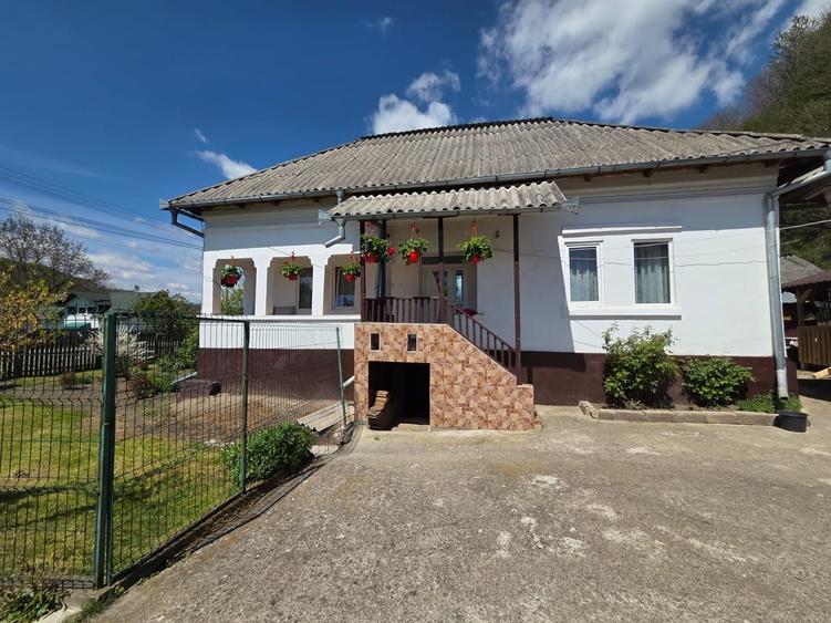 Casă cu 4 camere în Stănești